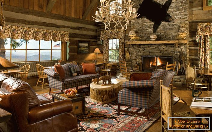 Dnevna soba v lovski hiši v deželi. Za slog je značilna rahla malomarnost pri oblikovanju. 