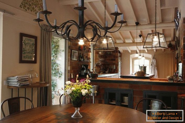 Jedilnica in kuhinja sta urejena v stilu države. Kar je vredno omeniti, je lesten nad mizo, ki osvetljuje prostor s pomočjo navadnih sveč. Tanek dizajn ideja, saj je v sobi tudi tradicionalna razsvetljava, ki deluje iz električnega omrežja.