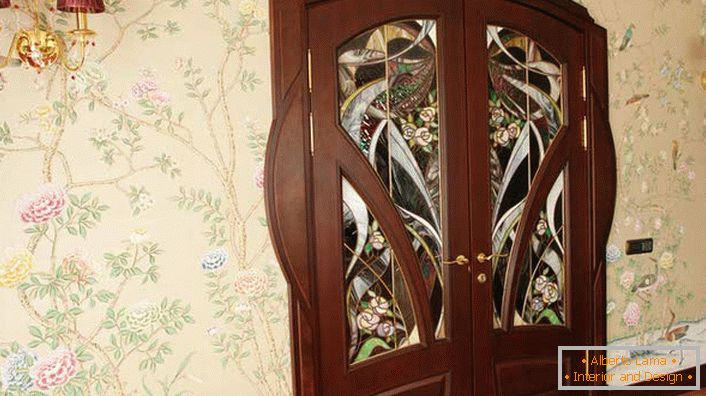 Ena od zahtev modernističnega stila je narava uporabljenih materialov. Notranja vrata iz naravnega Wenge lesa so okrašena s privlačno vitražo. 