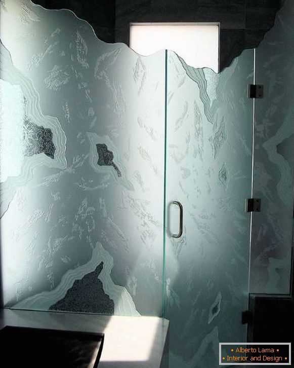 Nenavadna steklena vrata pod tušem - fotografija v notranjosti
