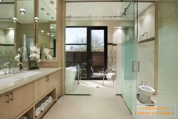 Steklene predelne stene in vrata za kopalnico in stranišče - fotografija v notranjosti
