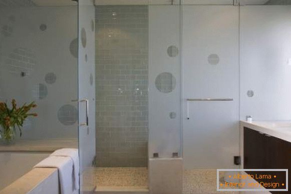 Naučite se, kako kupiti elegantna steklena vrata kopalnice