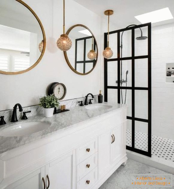 Eleganten dizajn kopalnice s steklenimi tuš kabli