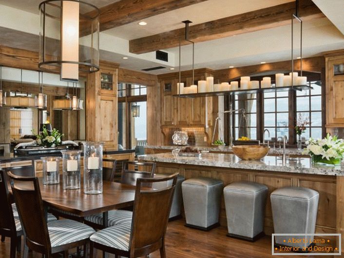 Romantično vzdušje je v kuhinji. Priročna cona kuhinje na jedilnem prostoru in delovnem prostoru naredi prostor praktičen in funkcionalen.