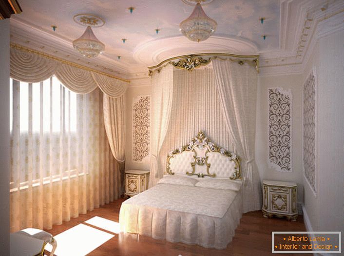 Moderna spalnica v baročnem slogu.