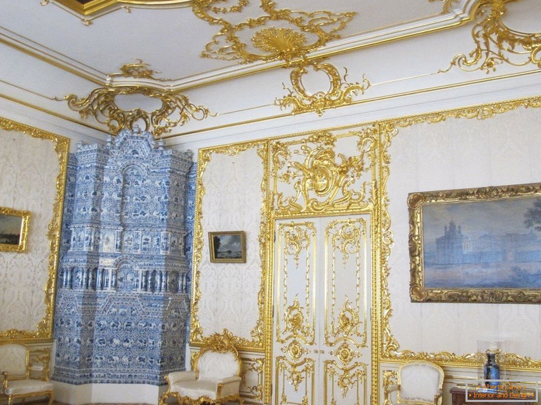 Bela notranjost sobe z zlatimi vzorci