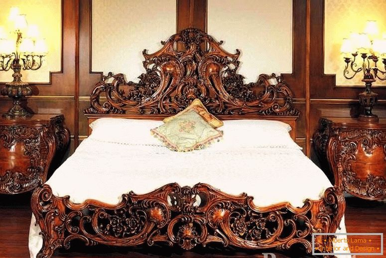 Lesene nočne omare in postelja z vklesanimi vzorci