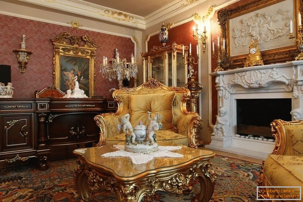 Dvorana s pohištvom in dekoracijo zlate barve