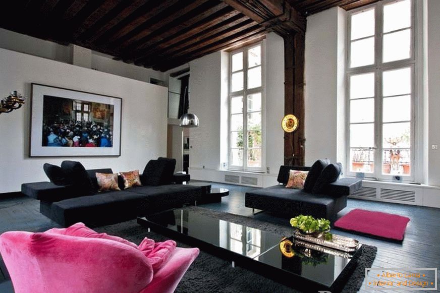 Black sofas in roza naslonjalo v sobi