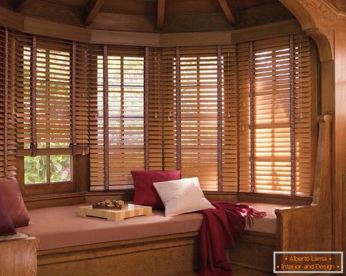 Lesene žaluzije na oknih ustvarijo vzdušje podeželske topline in udobnosti.