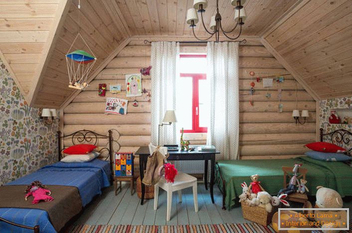 Otroška soba v stilu države na podstrešju. Leseni strop in stena z velikim oknom popolnoma dopolnjujeta slog države.