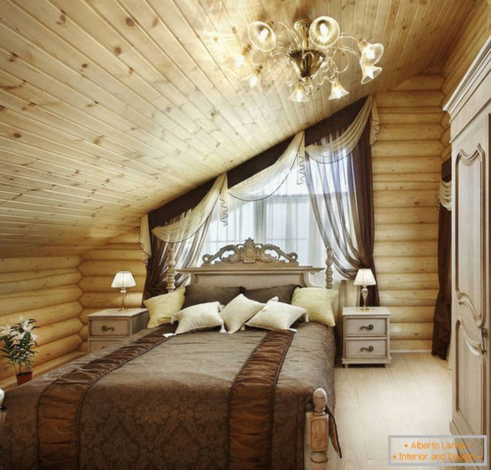 Nenavadna rešitev za spalnico v deželi. Na kraljevsko mehki postelji, ustvarjeni na podlagi baročnih motivov, izvrstno gleda na splošni podeželski koncept notranjosti.