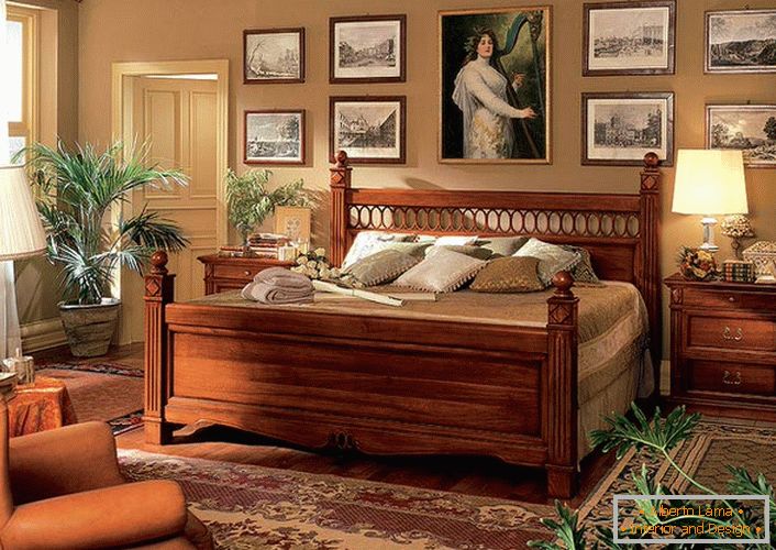 Pravilno ujemanje, ogromno pohištvo iz lesa za spalnico v baročnem slogu.