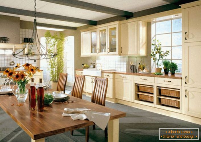 Kuhinja v stilu države v veliki hiši dobre italijanske družine. V slogu države je kuhinjski komplet lesa v svetlih bež barvah dobro izbran.