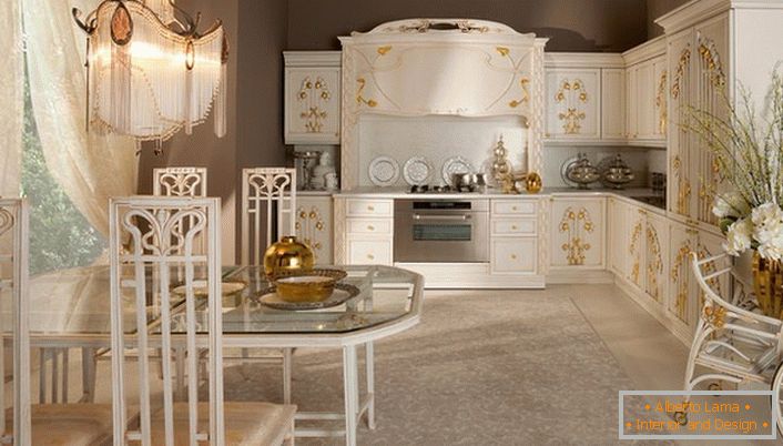 Zanimiva detajlna zasnova kuhinje v slogu Art Nouveau je bila zlati elementi dekorja. Mehka, prigušena svetloba postane situacija družina topla.