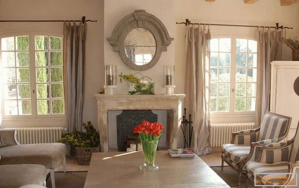 Dnevna soba s francoskimi okni in kaminom