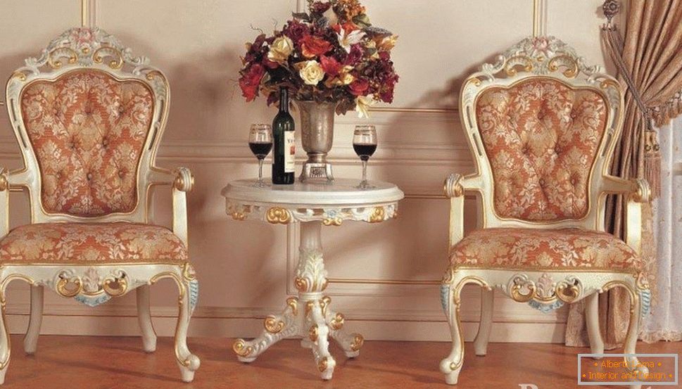Vino na mizi in elegantne stole