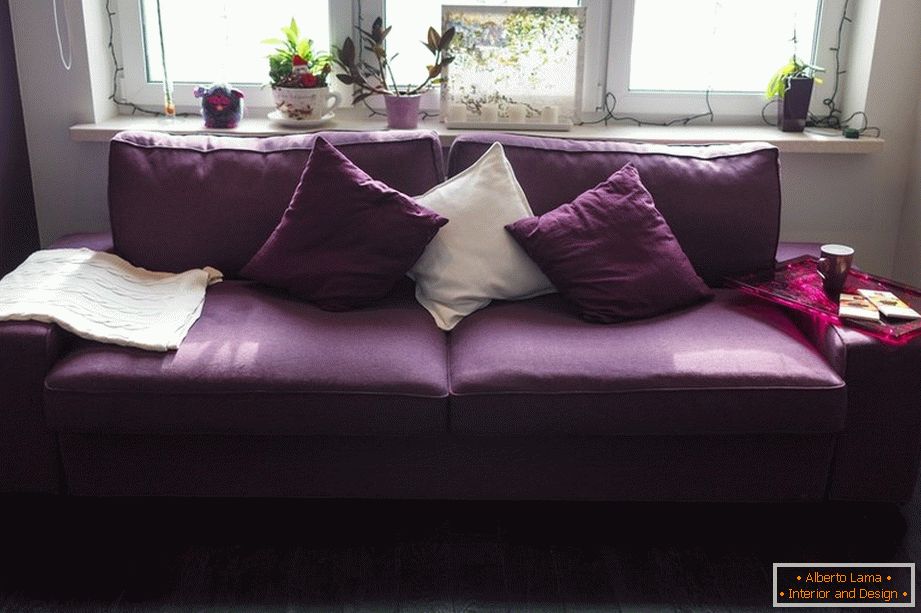 Vijolični kavč z blazino