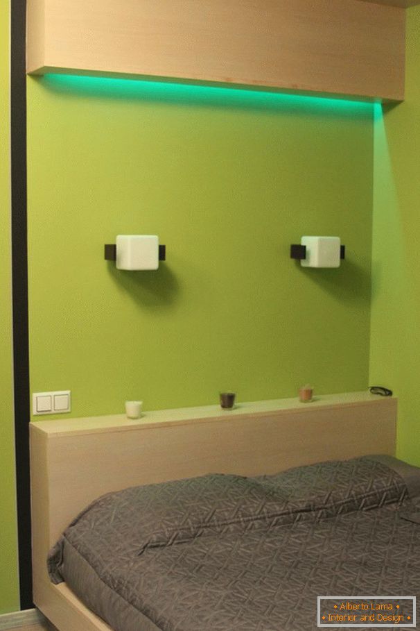Zelena luč nad posteljo v spalnici