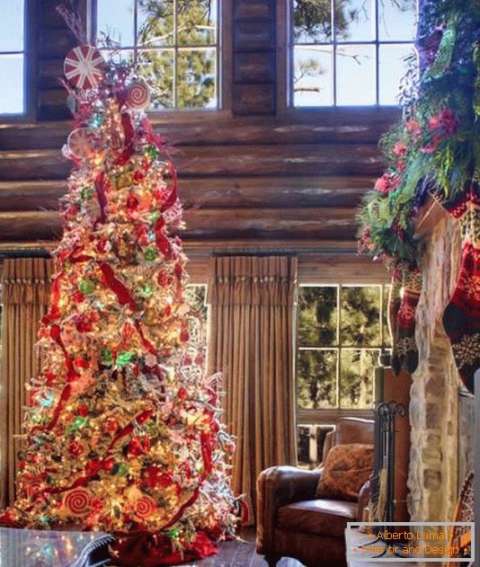 bujno in svetlo božično drevo