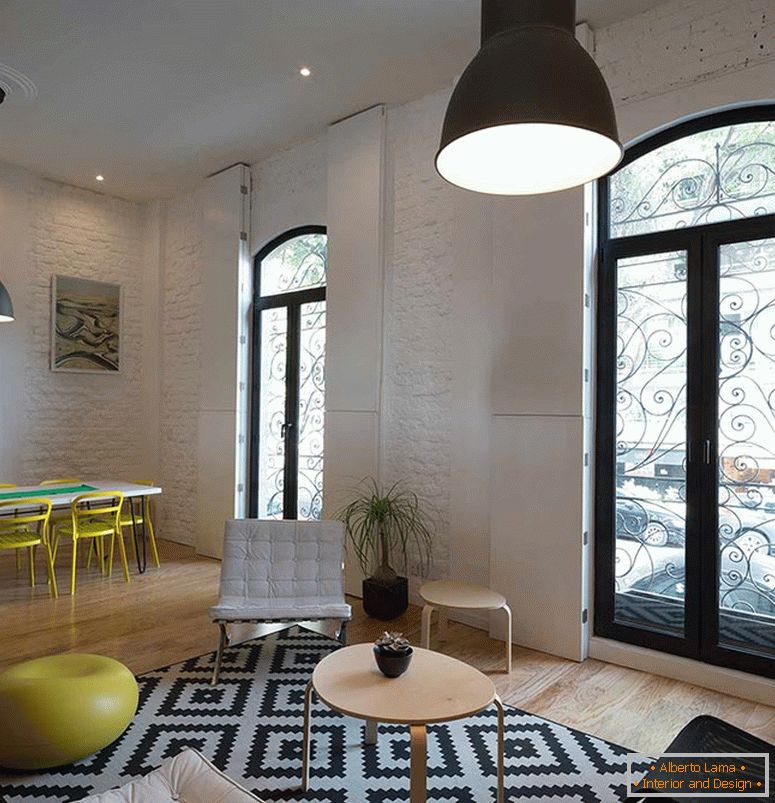 Notranjost majhnega enosobnega apartmaja в чёрно-белом цвете