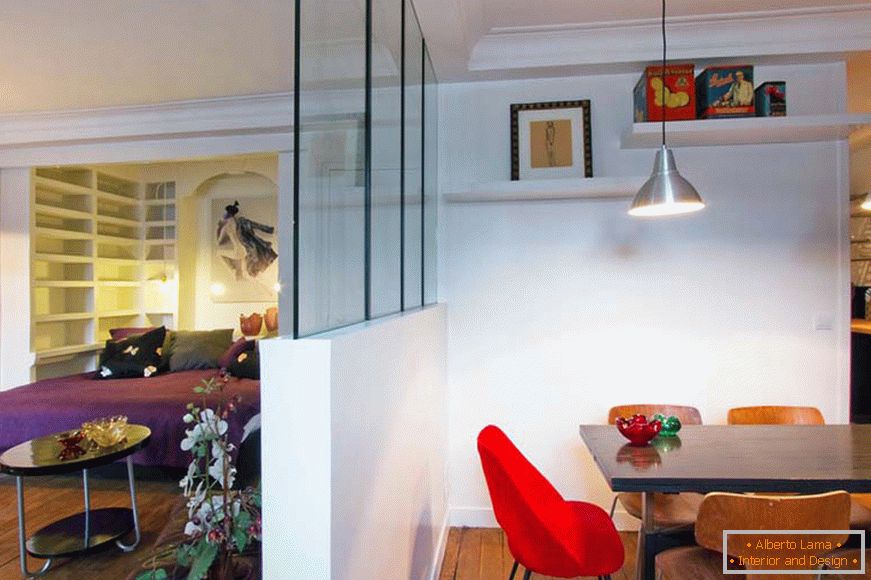 Pregrada med jedilnico in dnevno sobo majhnega studia stanovanja v Parizu