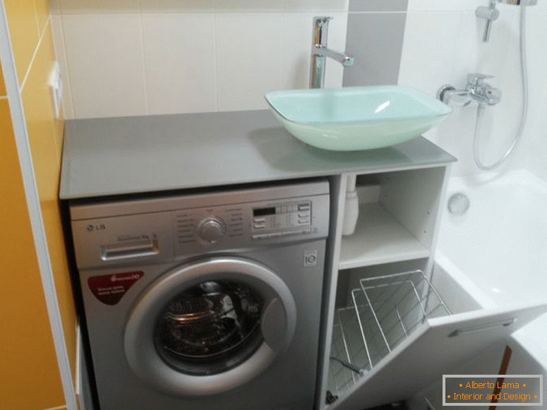 stroj za pranje v pomivalnem stroju pod steklom