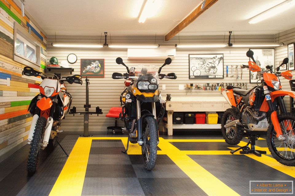 Motorna kolesa v ustvarjalni garaži