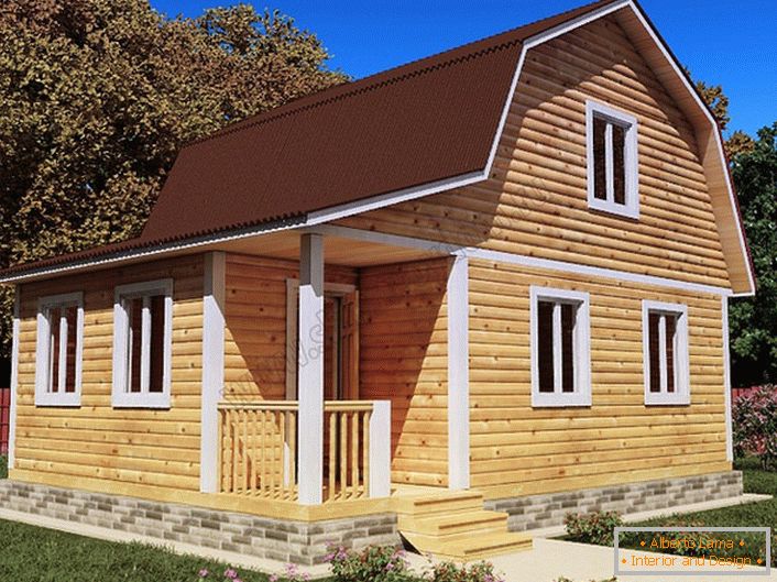 Preprosta lesena hiša s podstrešjem.