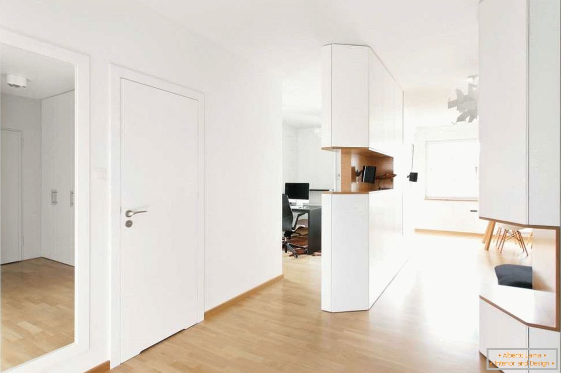 Svetla vrata v notranjosti v slogu minimalizma