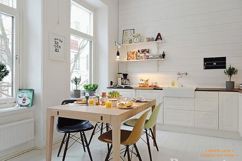 Kuhinja z belo notranjostjo