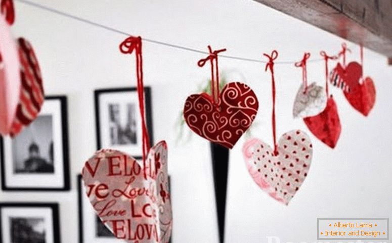 Valentines na ozadju slik na steni