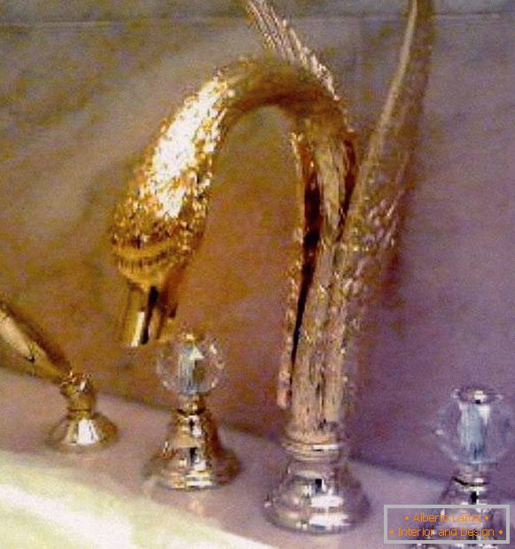 Mezhyhirya. Zlata ročno izdelana mešalna miza
