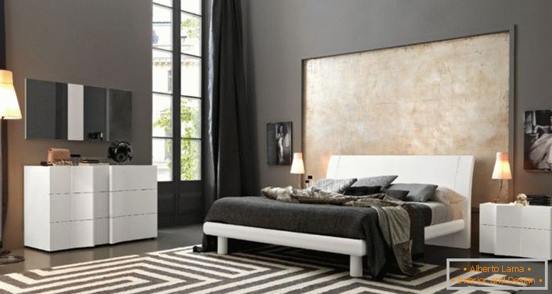 modra preproga-na-leseni-tla_greja-konec-postelja_floral-črna-blanket_dark-siva-master-bedroom_wooden-platform-bed