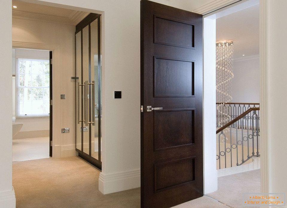 Preprosta lesena vrata v sobo