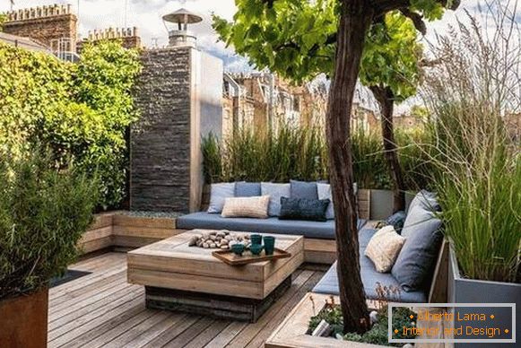 Ograja lesene terase z rastlinami - fotografija