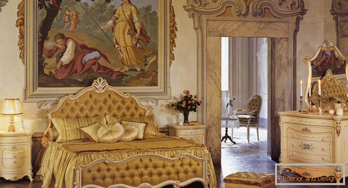 Spalnica v baročnem slogu v zlati barvi. Stena na čelu postelje je okrašena z velikim starim slikarstvom.
