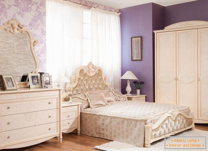 Pohištvo iz lesa za sodobno spalnico v baročnem slogu. Manj obseg in patos, vendar je še vedno barok.