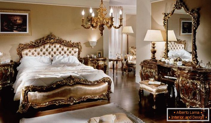 Luksuzna družinska soba v baročnem slogu v deželi. Jasna značilnost vsakega pohištva v prostoru je njena svetlost in slovesnost.