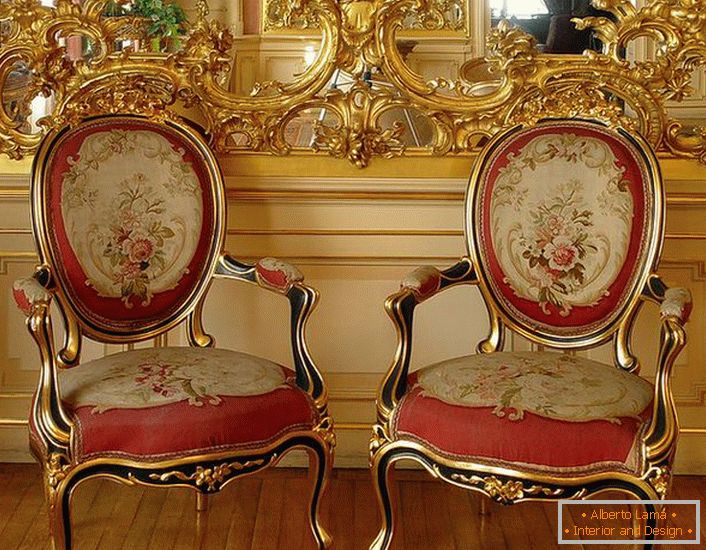Zgornja barva štruca z zlato barvo na ogledalu in stoli z rdečim mehkim oblazinjenjem - svetli predstavniki baročnega sloga.