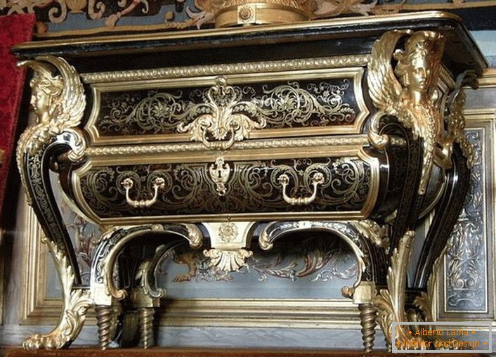 Izvrstna mizica z zlatimi elementi. Pohištvo v hiši uspešnega Francoza. 