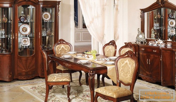 Klasično pohištvo za baročno sobo za goste. Zanimivo je kombinacija temnega lesa in svetlo bež konča.