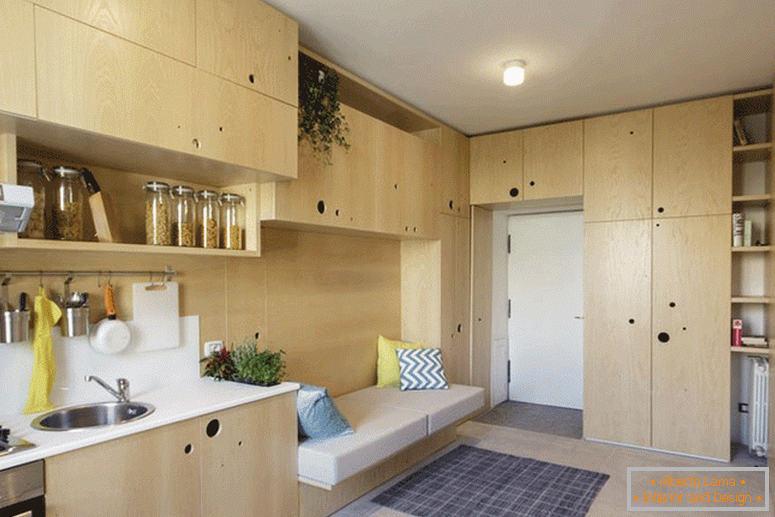 Notranjost majhnega apartmaja s sistemi za shranjevanje