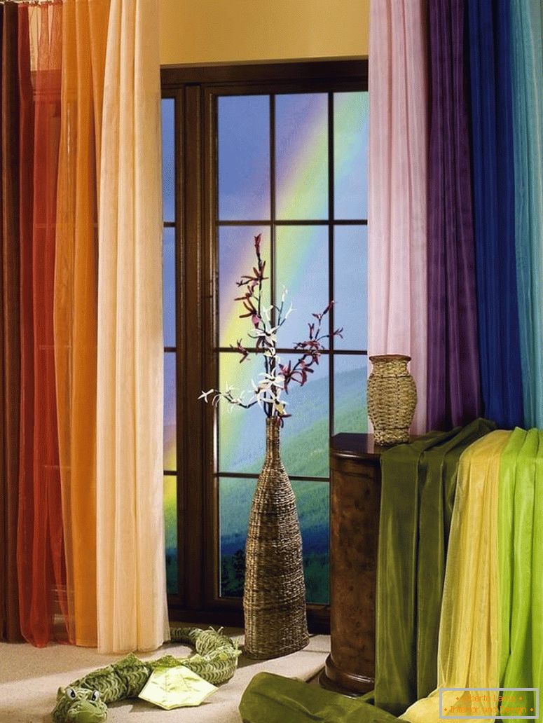 Večbarvne zavese na oknu