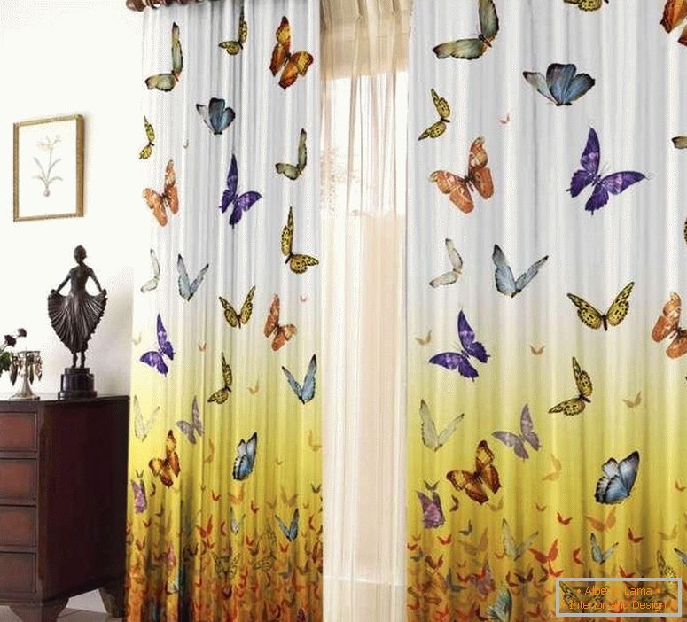 Zavese z metulji v sobi