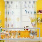 Otroška soba z rumenimi zidovi