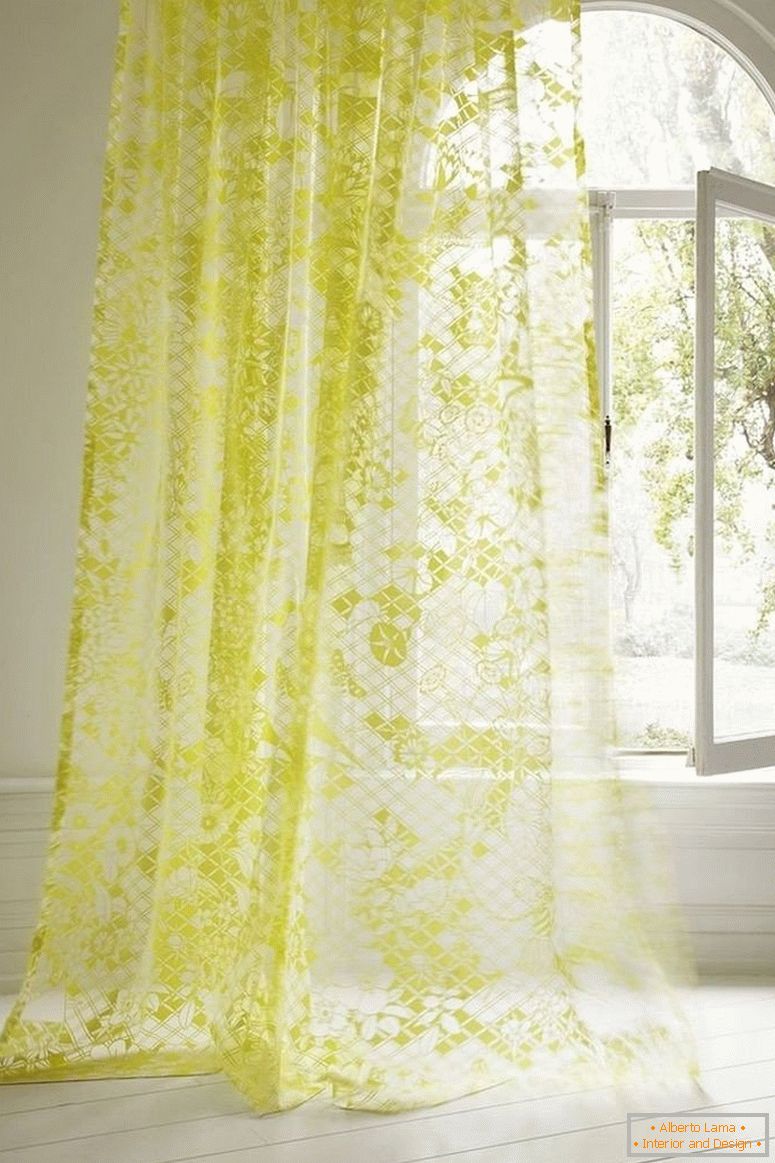 Bela in rumena zavesa na oknu