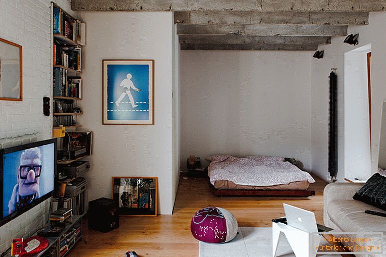 Notranjost spalnice majhnega stanovanja na Slovaškem