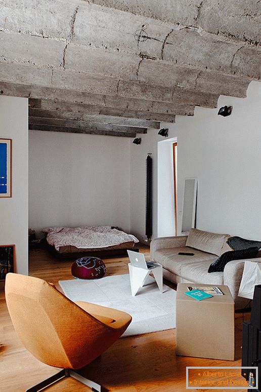 Notranjost dnevne sobe majhnega apartmaja na Slovaškem