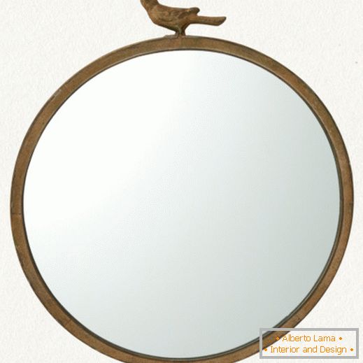 Okroglo ogledalo v lesenem okvirju